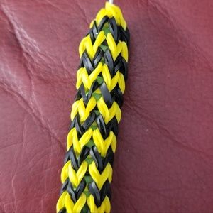 Bumblebee loom hook with a grip